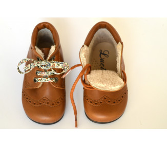 Des petits pieds bien au chaud avec les chaussures en cuir et laine douce