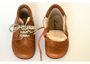 Des petits pieds bien au chaud avec les chaussures en cuir et laine douce