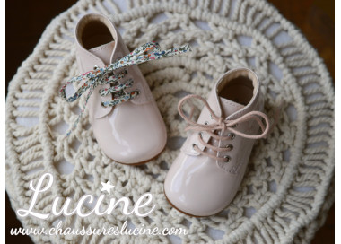 Chaussures bébés en cuir vernis rose nude, excellent maintien