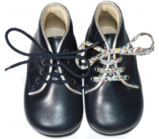 Chaussures bébés avec liseré bleu marine et argent