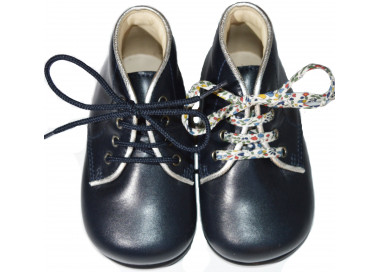 Chaussures bébés avec liseré bleu marine et argent
