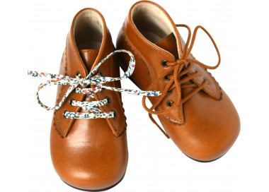 Bottillons en cuir avec frisettes sur les côtés