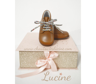Chaussures cuir et semelle souples adpatées premiers pas et quand l'enfant marche bien
