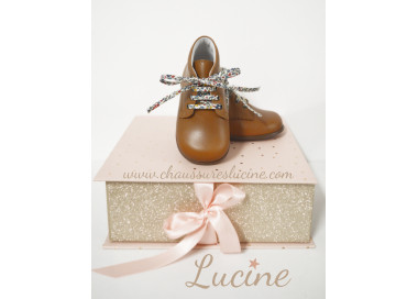 Chaussures cuir et semelle souples adpatées premiers pas et quand l'enfant marche bien