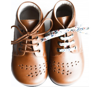 Chaussures bébés en cuir camel et motifs fleurs