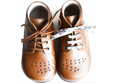 Chaussures bébés en cuir camel et motifs fleurs