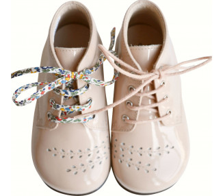 Chaussures bébé fille rose en cuir vernis à motifs fleurs