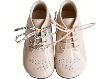Chaussures bébé fille rose en cuir vernis à motifs fleurs