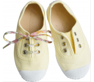 Tennis baskets en toile jaune pâle souples et confortables