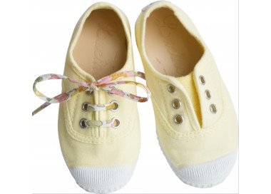 Tennis baskets en toile jaune pâle souples et confortables