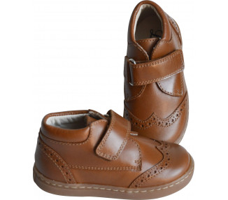Chaussures en cuir camel souple à scratch pratiques et confortables
