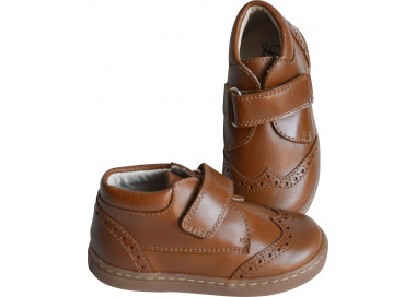 Chaussures en cuir camel souple à scratch pratiques et confortables