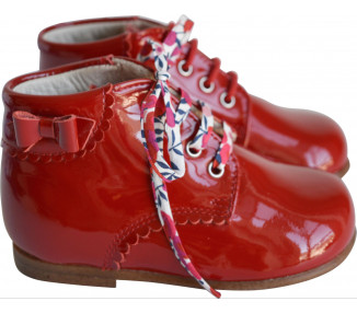 Bottillons bébés en cuir vernis rouge confortable et petit noeud sur le côté