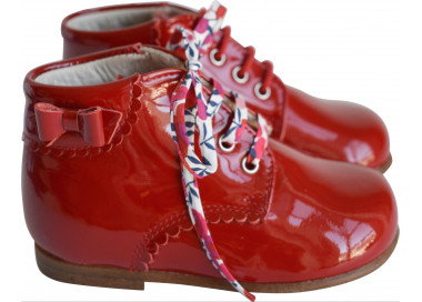 Bottillons bébés en cuir vernis rouge confortable et petit noeud sur le côté