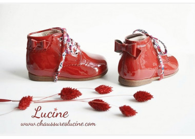 Bottillons bébé fille en cuir vernis, excellent maintien. Lacets standards plus cordons fantaisies offerts