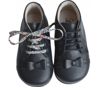 Chaussures pour bébé avec noeud sur l'avant cousu en cuir bleu marine