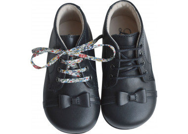 Chaussures pour bébé avec noeud sur l'avant cousu en cuir bleu marine