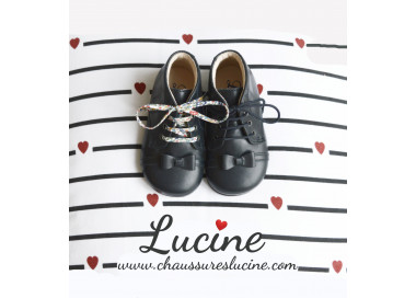 Bottillons bébés en cuir bleu marine, petit noeud cousu sur l'avant