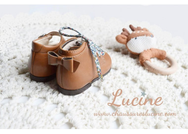 Chaussures pour bébé en cuir de qualité avec un joli noeud arrière