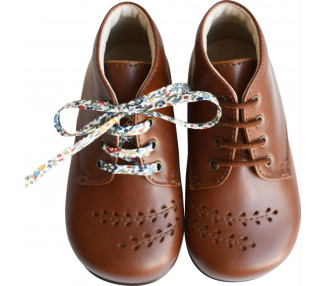 Bottillons bébés en cuir cognac et motif fleurs