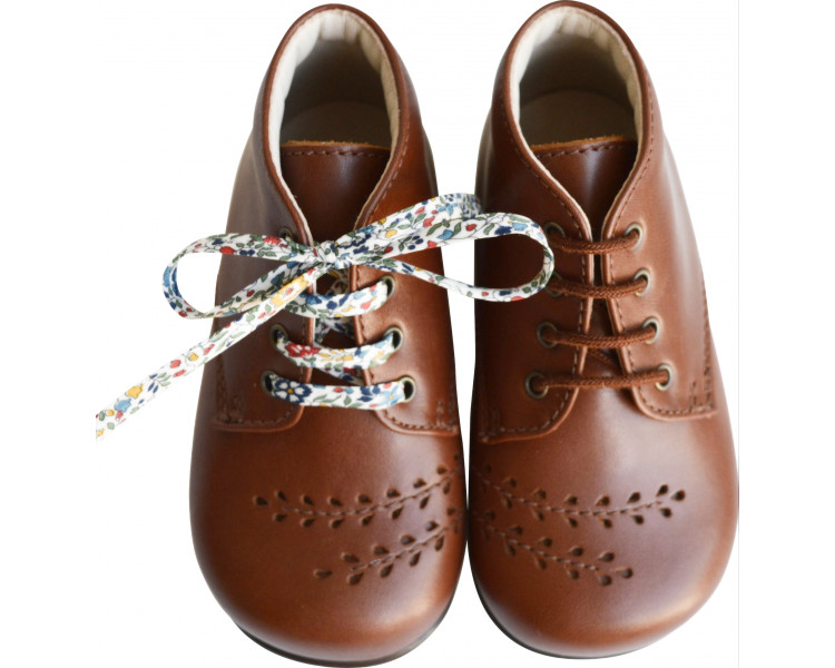 Bottillons bébés en cuir cognac et motif fleurs Bottillons bébés en cuir cognac et motif fleurs
