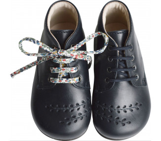 Chaussures en cuir avec motifs fleuris pour bébé