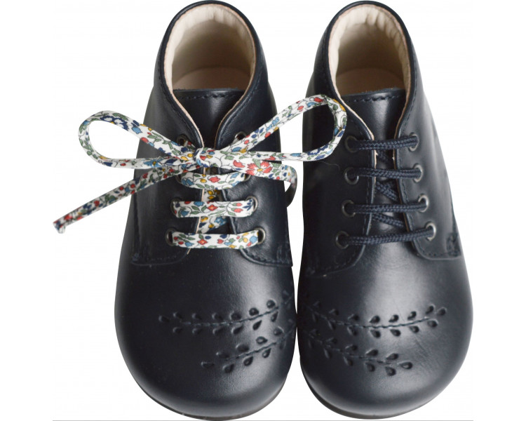 Chaussures en cuir avec motifs fleuris pour bébé