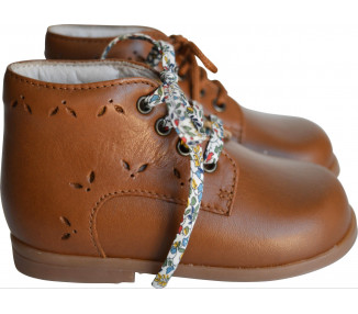 Bottillons souples pour bébé fille en cuir et petites fleurs