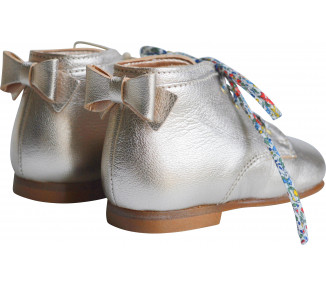 Chaussures bébé fille en cuir or, lacets standards et cordons Liberty à fleurs offerts en plus