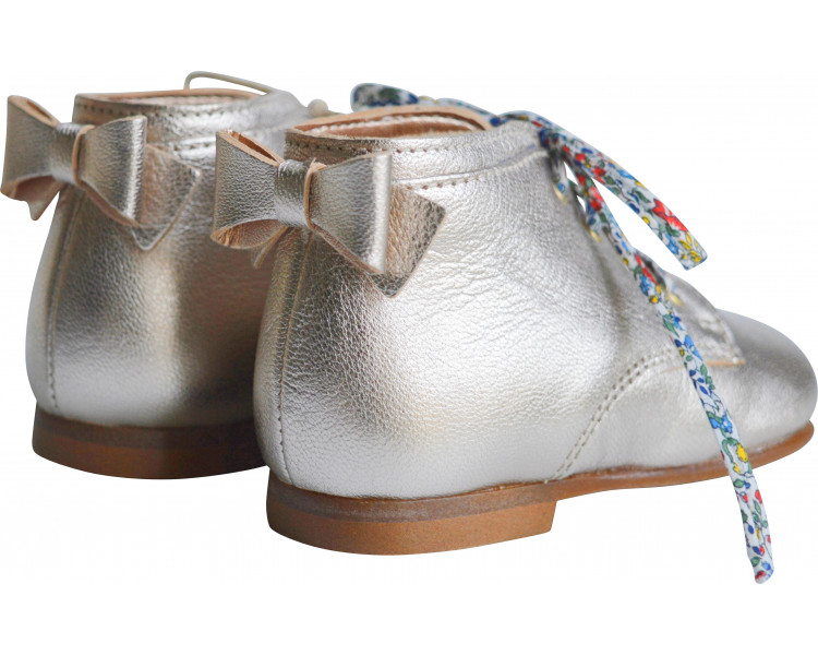 Chaussures bébé fille en cuir or, lacets standards et cordons Liberty à fleurs offerts en plus