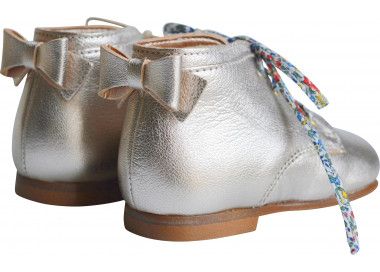 Chaussures bébé fille en cuir or, lacets standards et cordons Liberty à fleurs offerts en plus
