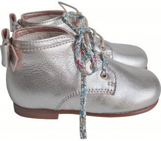 Bottillons bébé fille en cuir or et lacets fleurs