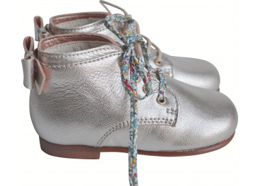 Bottillons bébé fille en cuir or et lacets fleurs