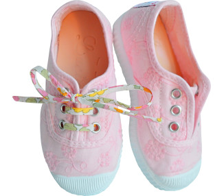 Chaussures tennis toiles brodées rose pâle bébés enfants fille