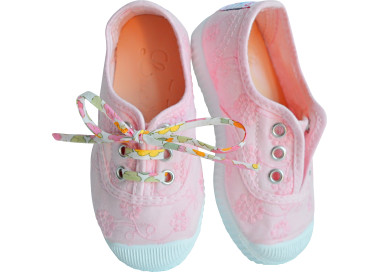 Chaussures tennis toiles brodées rose pâle bébés enfants fille