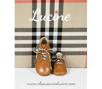 Chaussures pour bébés, lacets fantaisies offerts en plus des lacets standards