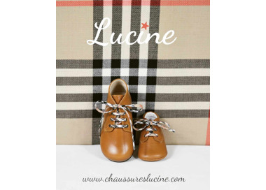 Chaussures pour bébés, lacets fantaisies offerts en plus des lacets standards