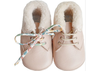 Chaussons souples en cuir pour bébés avec patins antidérapants