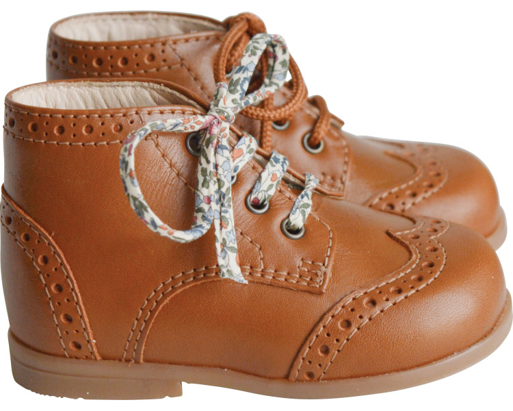 Bottillons en cuir pour bébé. Lacets standards + cordons fantaisies fille ou garçon offerts en plus Bottillons en cuir pour bébé. Lacets standards + cordons fantaisies fille ou garçon offerts en plus