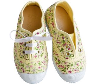 Toiles à fleurs jaunes souples à porter avec ou sans lacets