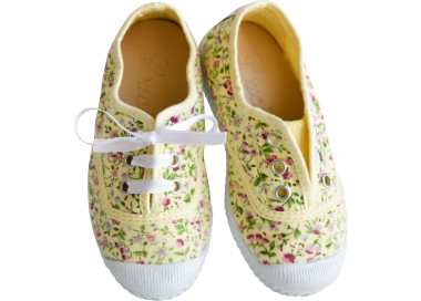 Toiles à fleurs jaunes souples à porter avec ou sans lacets