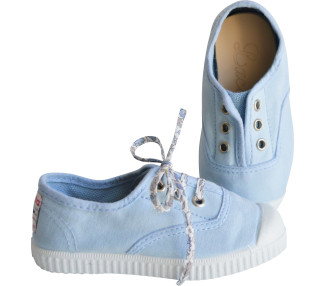 Chaussures en toiles souples confortables pratiques à porter avec ou sans lacets