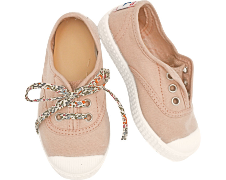 Chaussures enfants et bébés baskets tennis en toiles à lacets élastiques rose nude Chaussures enfants et bébés baskets tennis en toiles à lacets élastiques rose nude