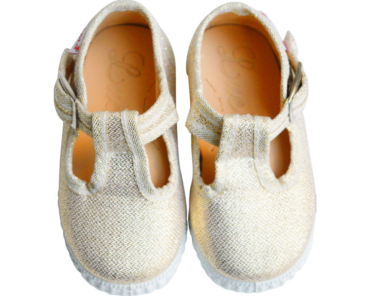 Chaussures en toiles pour bébés adaptées aux premiers pas