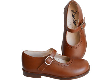 chaussures pour enfants en cuir avec une semelle résistante qui isole bien les pieds du froid.