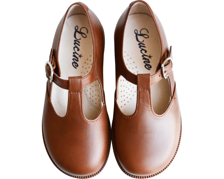 Chaussures résistantes et solides pour l'école et les cérémonies. Pour tous les jours et les tenues habillées