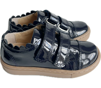 chaussures style baskets pratiques, confortables et faciles à mettre pour l'école et la crèche