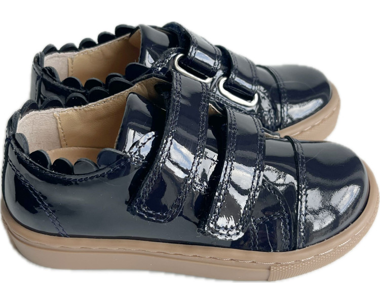 chaussures style baskets pratiques, confortables et faciles à mettre pour l'école et la crèche