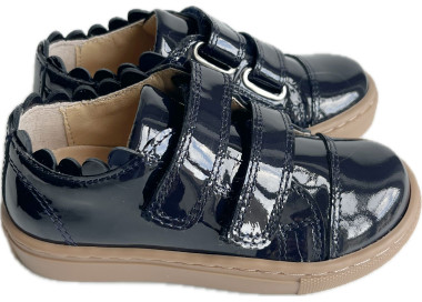 chaussures style baskets pratiques, confortables et faciles à mettre pour l'école et la crèche